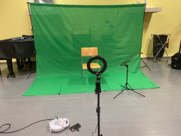 Videoprojekt 2021 - Unsere Ausrüstung besteht lediglich aus einem grünen Baumwolltuch und ein paar einfachen Stativen.
